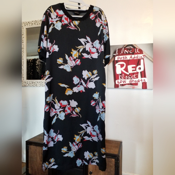 Dresses & Skirts - Short Sleeve Shift Dress Black Floral Size M ptp 21 length 46